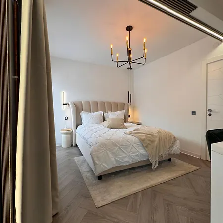 Greg Apartment *